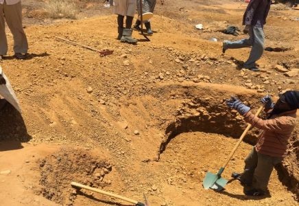 وفاة 5 منقبين والعثور على 6 أحياء في صحراء تيرس الزمور